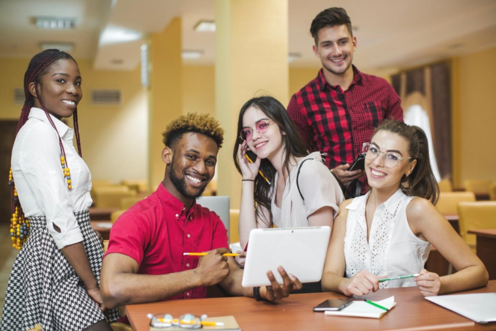 Internationale Studierende beim gemeinsamen Lernen