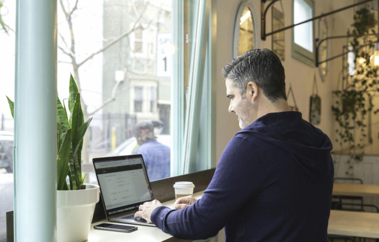 Moderne Büroausstattung der Anlagen Trading Academy mit professioneller Arbeitsatmosphäre